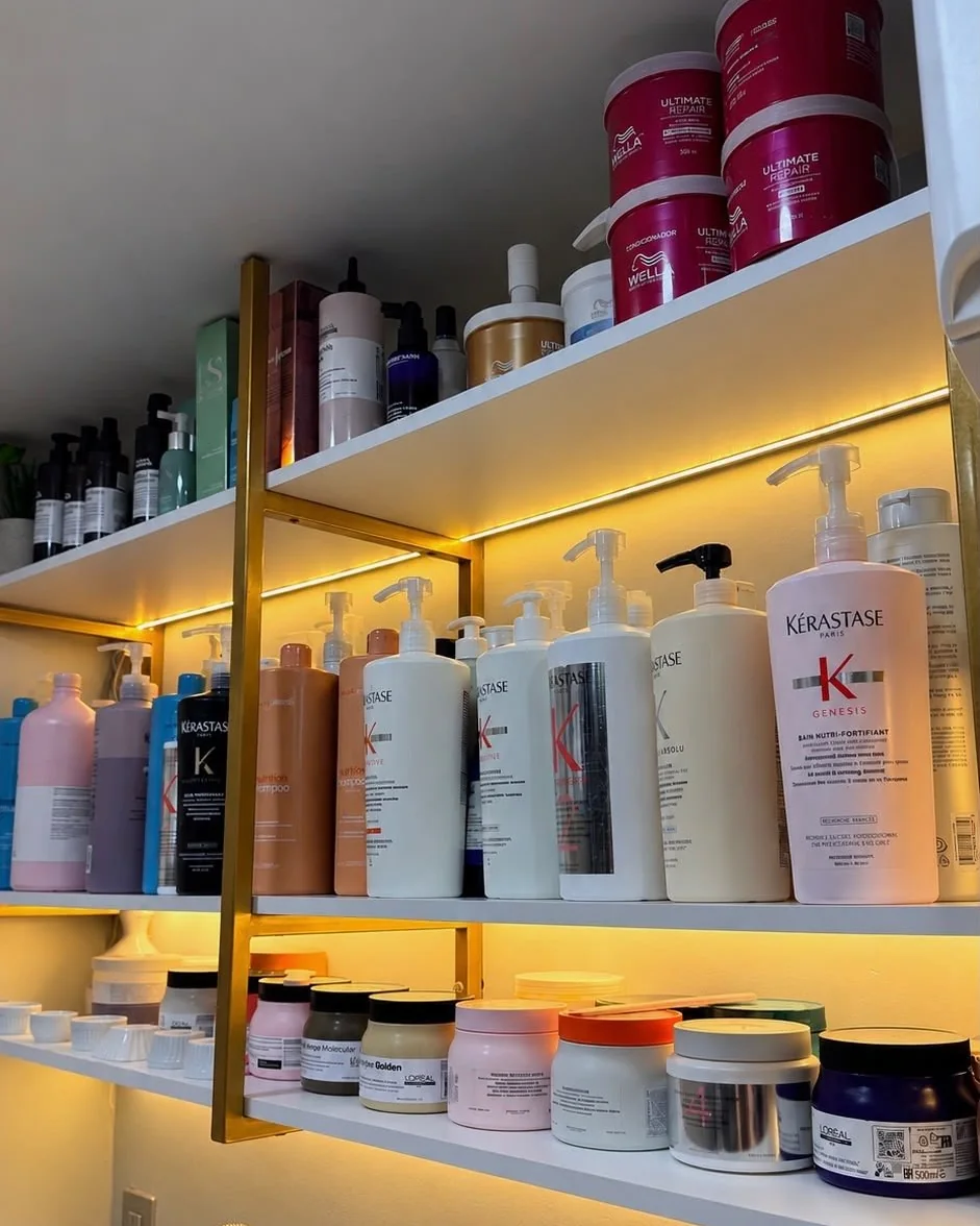 Prateleiras iluminadas com shampoos e máscaras de tratamento Kérastase