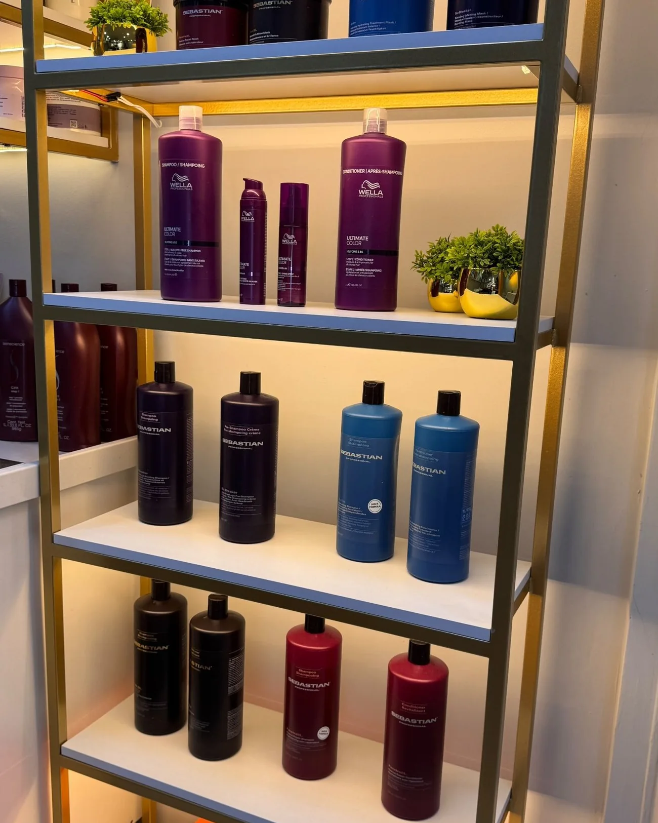 Estante dourada com shampoos, condicionadores e máscaras profissionais para cabelo