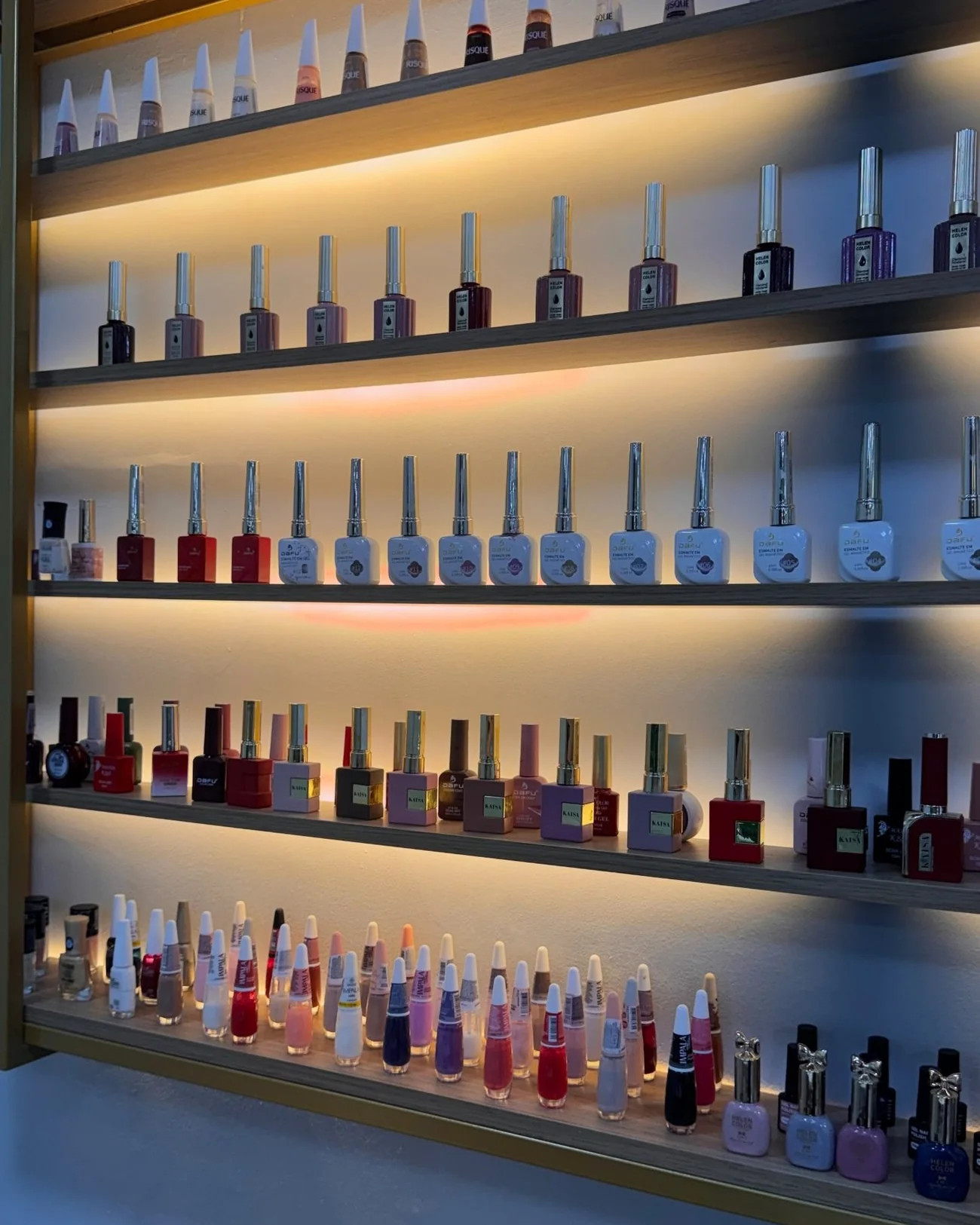 Prateleiras iluminadas com esmaltes tradicionais e em gel