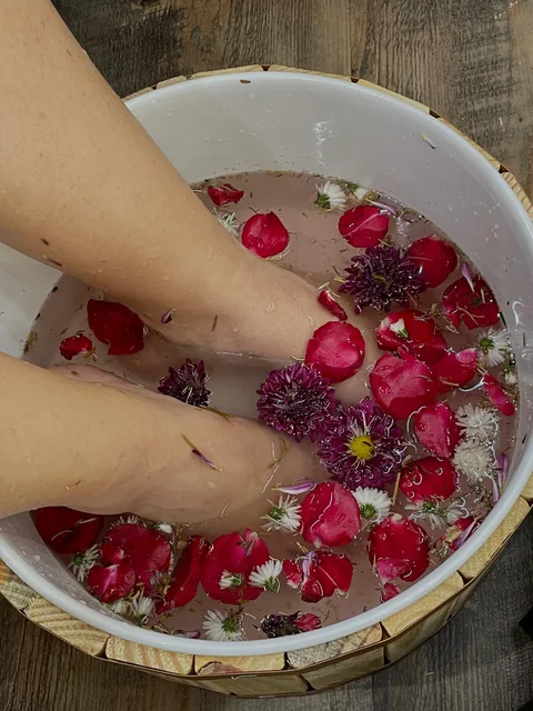 Spa dos pés com pétalas de flores